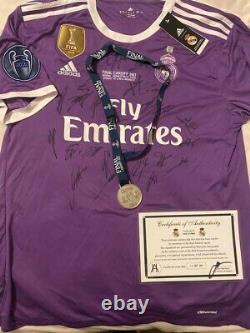 Real Madrid Jersey CR7 Champions 2016/17/18 Team Autographs With COA new Tags