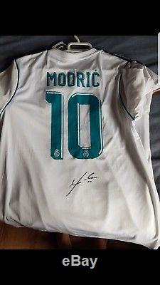 Real Madrid jersey signed by the croatian Luka Modric